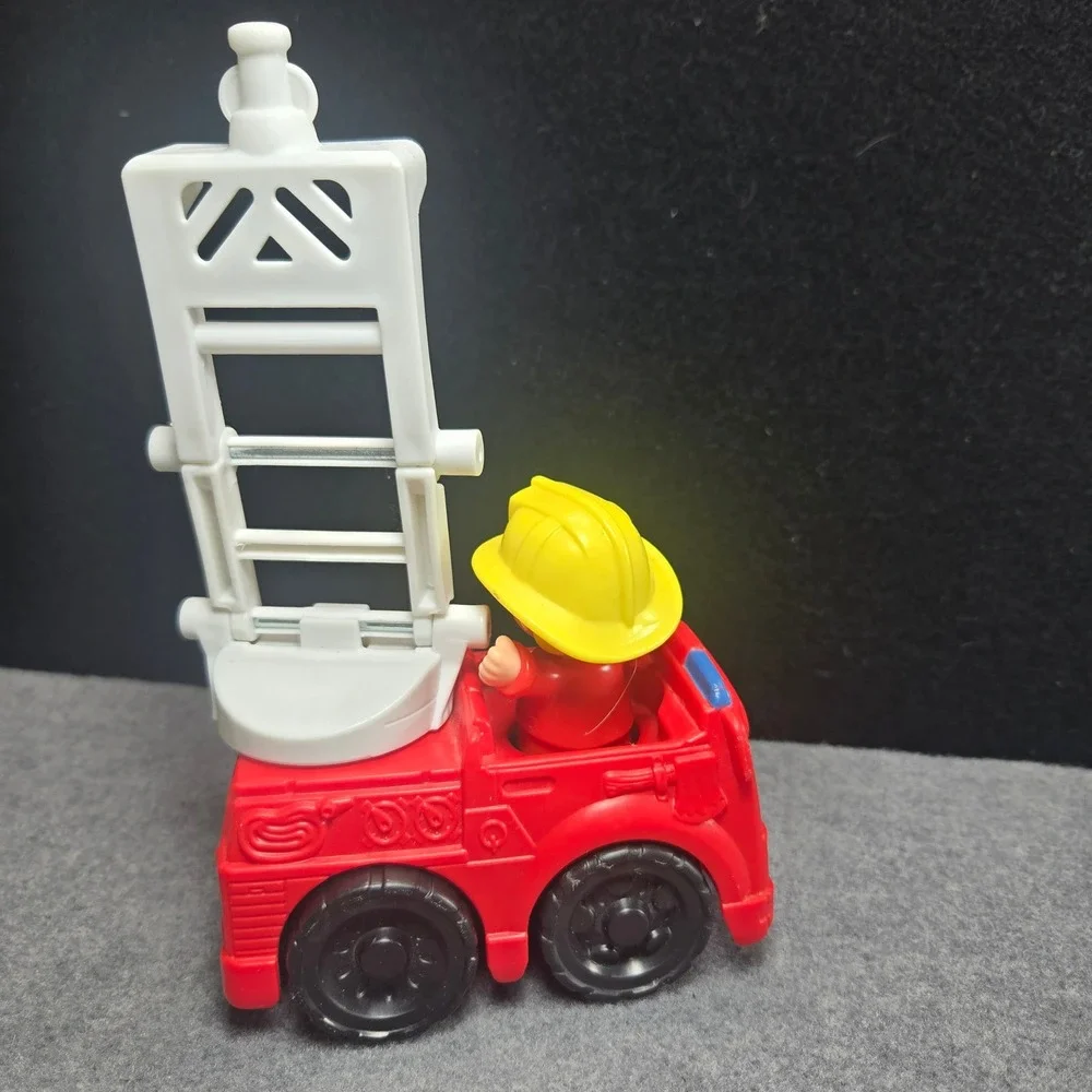 Fisher-Price Little People To The Rescue Fire Truck and Firefighter Figure Toy